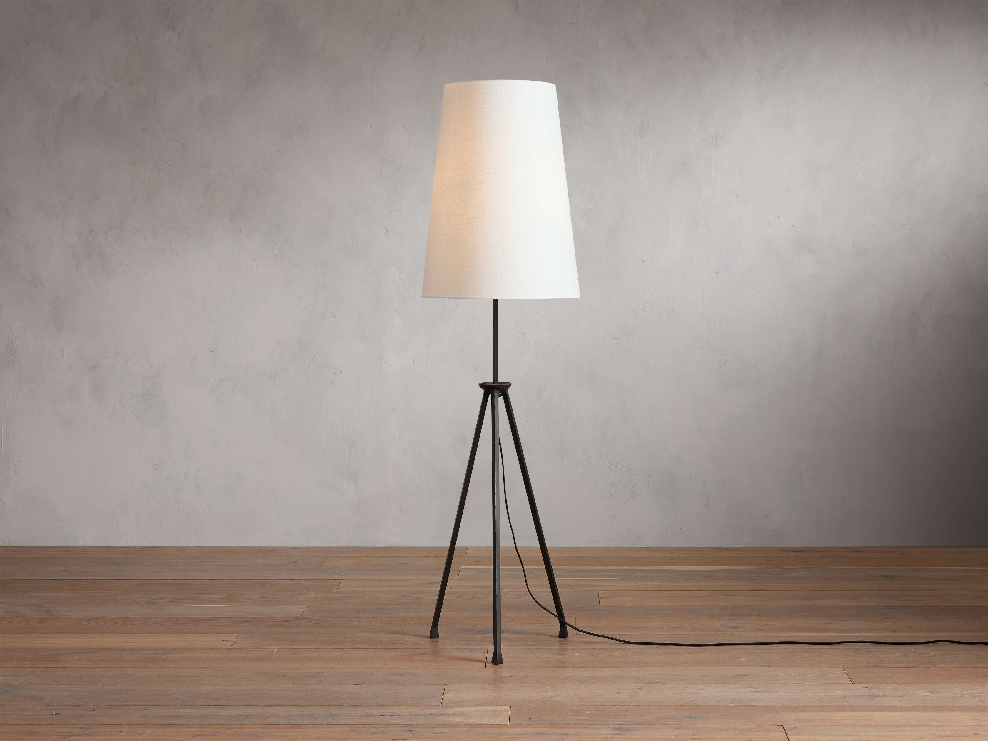 Iain Floor Light, Floor Lamp, Dimensions 18.25"